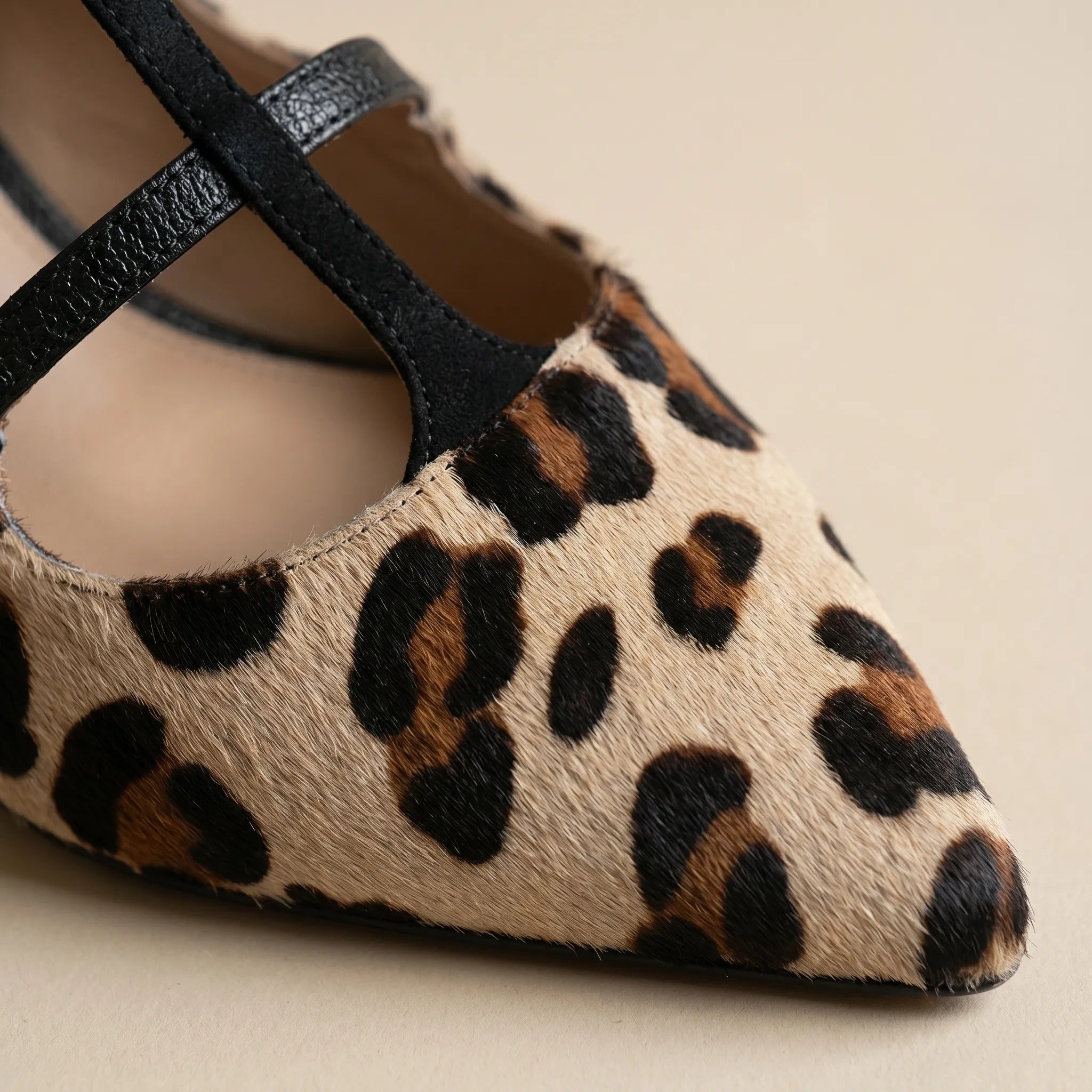 Victoria Signature Pointed Pump